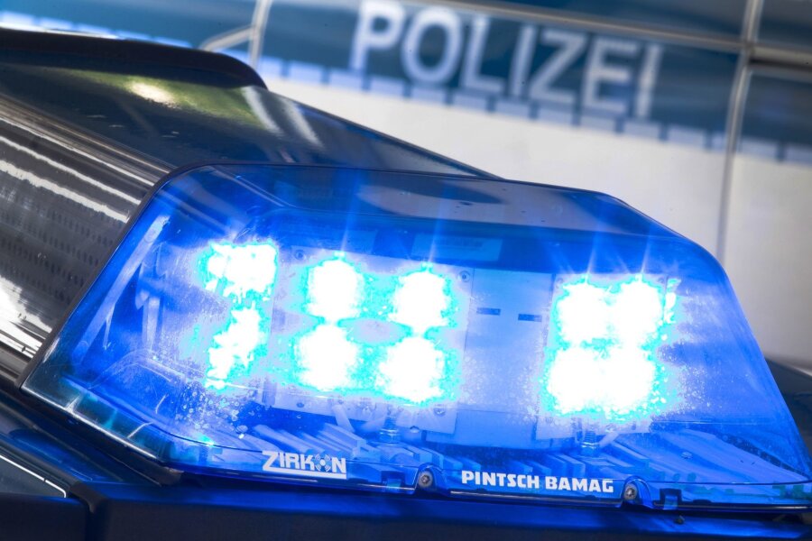 Angriff auf Wahlhelfer: Polizei ermittelt Tatverdächtigen - Eine Blaulicht leuchtet auf dem Dach eines Polizeiwagens.