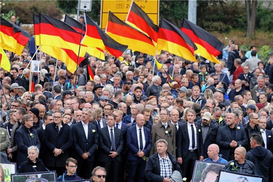 Führende Vertreter der AfD an der Spitze einer Demonstration am 1. September 2018 in Chemnitz. Ein Angriff auf Teilnehmer einer Gegen-Kundgebung wenige Stunden später ist bis heute nicht aufgeklärt. 
