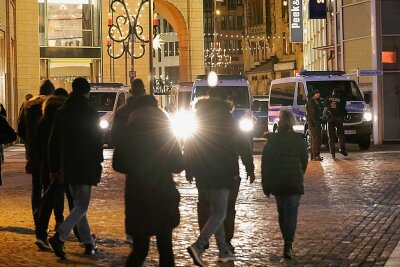 Angriff nach Coronademo in Chemnitz - Polizei ermittelt - In losen Gruppen unterwegs zum Markt: Trotz eines größeren Aufgebotes griff die Polizei zu Wochenbeginn nicht ein, als sich erneut Hunderte Gegner der Corona-Politik in der Innenstadt versammelten. In Lautsprecherdurchsagen wurde lediglich wiederholt auf die Corona-Notverordnung verwiesen. 