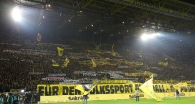 Angriffe auf RB-Leipzig-Fans: Borussia verurteilt Krawalle "aufs Schärfste" - Einige "Fans" des BVB zeigten geschmacklose Plakate