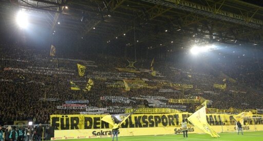 Angriffe auf RB-Leipzig-Fans: Borussia verurteilt Krawalle "aufs Schärfste" - Einige "Fans" des BVB zeigten geschmacklose Plakate