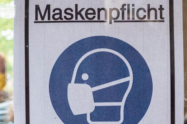 Nach wie vor ist es Alltag für die Kundenbetreuer, Fahrgäste dazu anzuhalten, FFP2-Masken korrekt zu tragen.