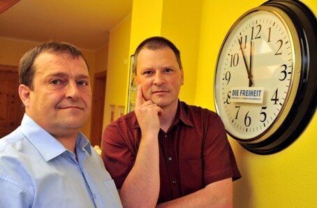 Fünf vor zwölf in Sachsen? Landesvorsitzender Enrico Wenzel (rechts) und Jens Mehlhorn vom Vorstand der neuen Partei "die Freiheit".