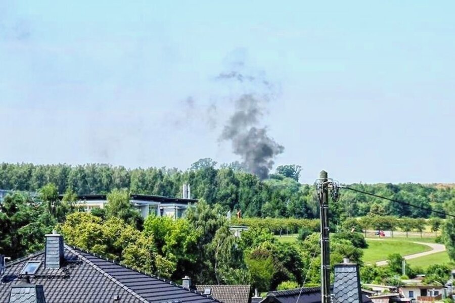 Anhänger-Brand auf der Autobahn: Was war die Brandursache? - Die Feuerwehren aus Hartmannsdorf, Mühlau und Burgstädt rückten am Montag aus.