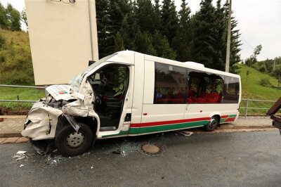 Anhänger rammt Bus - Frau schwer verletzt - Die Fahrerin des Busses kam schwer verletzt ins Krankenhaus.