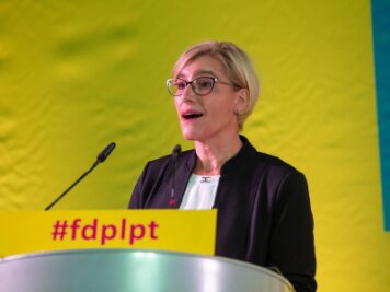            Anita Maaß (FDP) hält beim Landesparteitag der FDP Sachsen eine Bewerbungsrede.