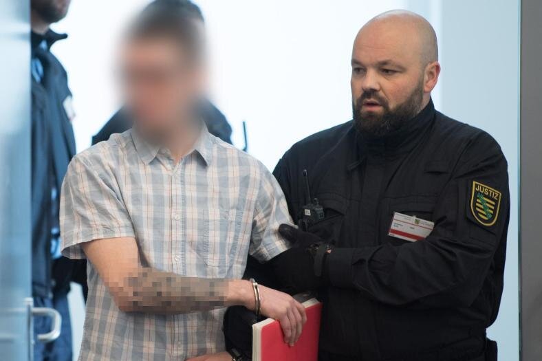 Anklage: "Revolution Chemnitz" plante Umsturz mit Todesopfern - Ein Angeklagter wird im Oberlandesgericht Dresden zu Prozessbeginn in den Verhandlungssaal geführt.