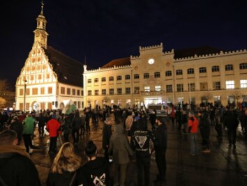 Anklage wegen Volksverhetzung - Bei Kundgebungen gegen die Corona-Politik des Bundes hatten sich im Winter in Zwickau jeden Montag um die 1000 Teilnehmer und mehr auf dem Hauptmarkt versammelt. 