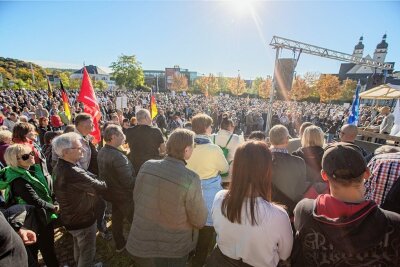 Ankündigung bei Demo in Plauen: Forum will noch im Herbst eigenen Friedensplan vorlegen - Mit einer Kundgebung auf dem Neustadtplatz begann am Sonntagnachmittag der Protest in Plauen.Foto: Ellen Liebner
