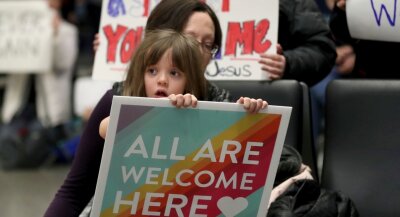 Ankunft im Trump-Land - Ein demonstrativer Willkommensgruß auf einem Flughafen der USA. Anfang Februar waren in den Transitbereichen von amerikanischen Flughäfen mehr als hundert Menschen gestrandet, weil ihnen die Einreise verweigert worden war.