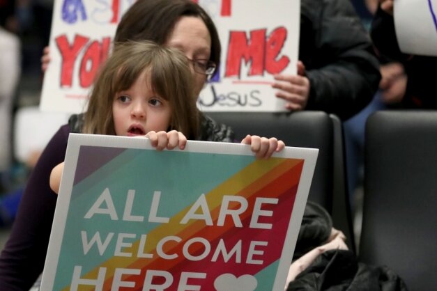 Ankunft im Trump-Land - Ein demonstrativer Willkommensgruß auf einem Flughafen der USA. Anfang Februar waren in den Transitbereichen von amerikanischen Flughäfen mehr als hundert Menschen gestrandet, weil ihnen die Einreise verweigert worden war.