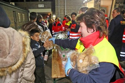 Ankunft in Zwickau: 700 Flüchtlinge werden in sächsische Asylunterkünfte gebracht - 