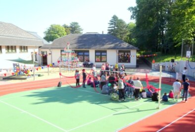 Anlage mit Ministadion ist nun fertig - Die Sonnenbergschule in Werdau erhielt einen neuen Sport- und Spielplatz. Zum Schuljahresstart war alles fertig. 