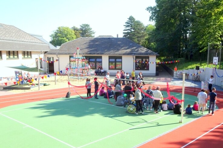 Anlage mit Ministadion ist nun fertig - Die Sonnenbergschule in Werdau erhielt einen neuen Sport- und Spielplatz. Zum Schuljahresstart war alles fertig. 
