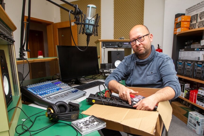 Anlaufstelle für junge Medieninteressierte schließt - Studioleiter André Zühlke packt Kisten. Ende Juni schließt der SAEK Plauen endgültig.