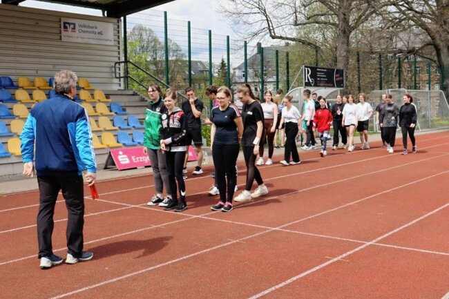Annaberg-Buchholz: Abiturientinnen organisieren Spendenlauf und sammeln so 2000 Euro - Spendenlauf in Annaberg: Sportlehrer Gerd Britschka (links) schickt die Klasse WG 22b auf die Strecke. 