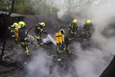 Annaberg-Buchholz: Anbau in Flammen - 65 Feuerwehrleute sind am Dienstag zu einem Brand auf der Hans-Witten-Straße in Annaberg-Buchholz ausgerückt.