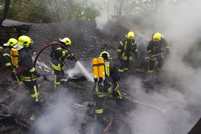 Annaberg-Buchholz: Anbau in Flammen - 65 Feuerwehrleute sind am Dienstag zu einem Brand auf der Hans-Witten-Straße in Annaberg-Buchholz ausgerückt.