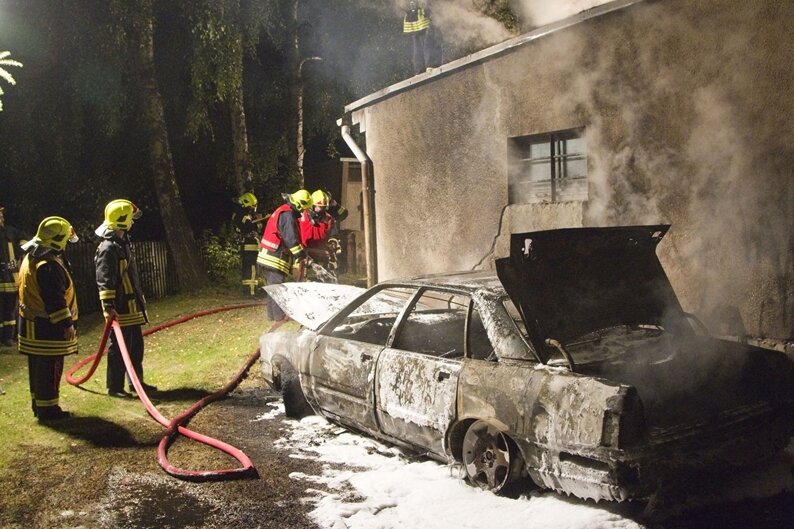 Annaberg-Buchholz: Audi vor Garage ausgebrannt - Der Audi Quattro 100 ist in der Nacht zum Montag neben einer Garage auf dem Dörfler Weg ausgebrannt.