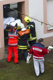 Beim Einsturz eines Balkons sind am Mittwoch in Annaberg-Buchholz zwei Menschen schwer verletzt worden. 