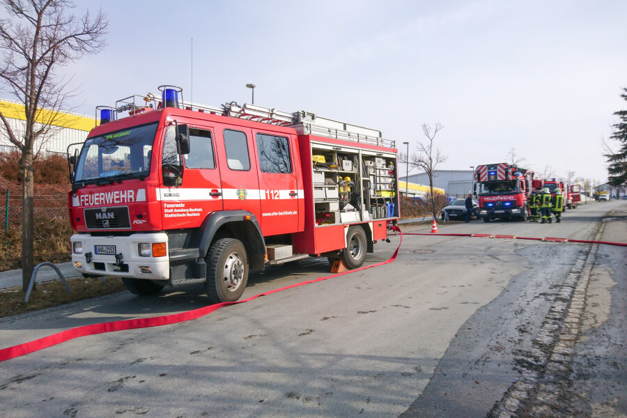 Annaberg-Buchholz: Brand im Gewerbegebiet - Die Feuerwehren aus Annaberg und Umgebung rückten am Dienstag zu einem Metallbau-Unternehmen in Annaberg-Buchholz an.