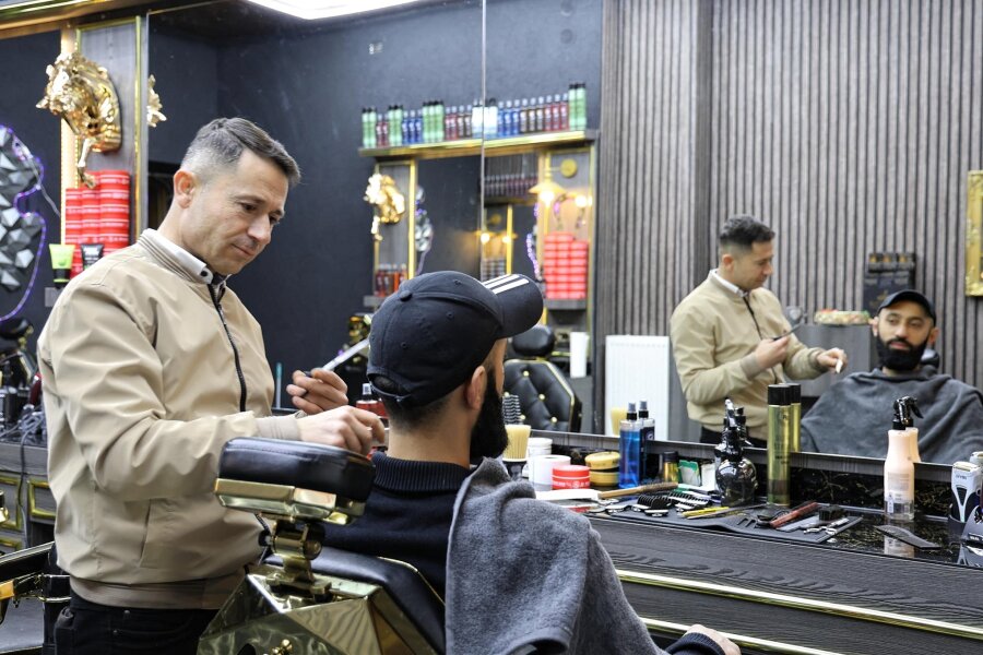 Annaberg-Buchholz: Erster Barbershop der Stadt öffnet - Jamil Abdu (l.) ist der neue Barbier im Zana Barbershop auf der Buchholzer Straße.