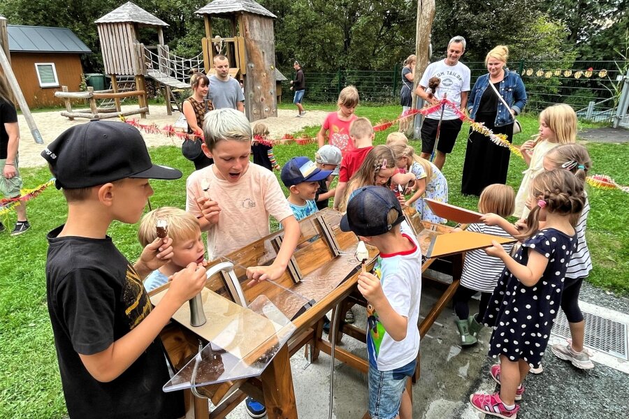 Annaberg-Buchholz: Kita „Kleine Silberlinge“ feiert Sommerfest - Die Einweihung der Wasserspielgeräte gehörte zu den Höhepunkten des Sommerfestes.