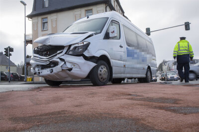 Annaberg-Buchholz: Kollision zwischen Schülerbus und Renault - 