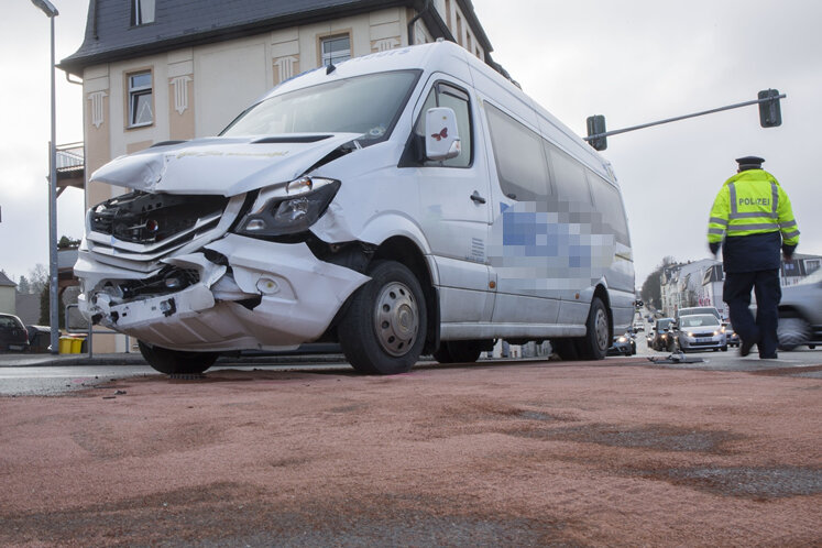 Annaberg-Buchholz: Kollision zwischen Schülerbus und Renault - 