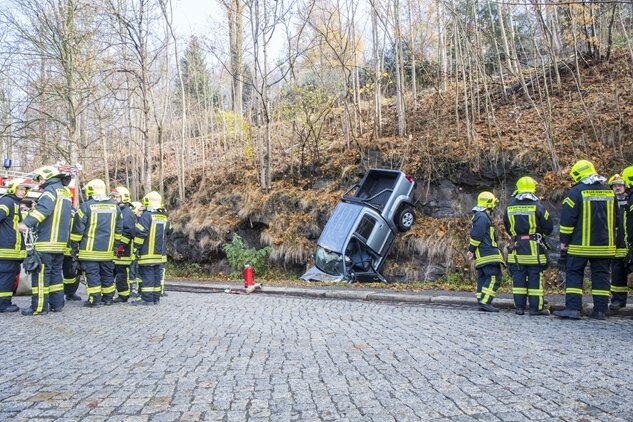 Annaberg-Buchholz: Pkw stürzt rund 20 Meter in die Tiefe - 