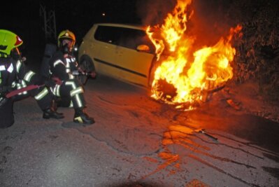 Annaberg-Buchholz: Skoda steht in Flammen - Elf Rettungskräfte der Buchholzer Feuerwehr konnten den PKW-Brand Montagnacht löschen.