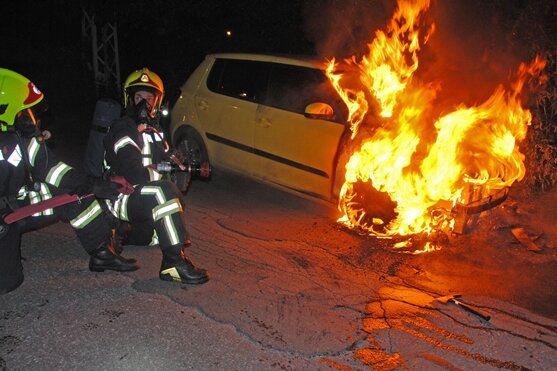 Annaberg-Buchholz: Skoda steht in Flammen - Elf Rettungskräfte der Buchholzer Feuerwehr konnten den PKW-Brand Montagnacht löschen.