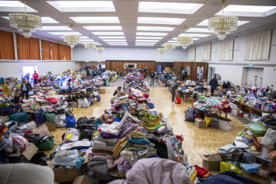 Annaberg-Buchholz: Spendenaktion für Geflüchtete aus der Ukraine bringt Kapazität der Festhalle an ihre Grenzen - 