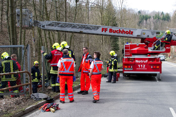 Rettungskräfte haben am Dienstag in Annaberg-Buchholz einen Toten aus der Sehma geborgen. 