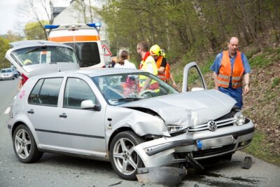 Annaberg-Buchholz: Zwei Verletzte bei Unfall auf der B101 - Bei dem Zusammenstoß zweier Autos auf der B101 sind am Mittwoch zwei Menschen verletzt worden.
