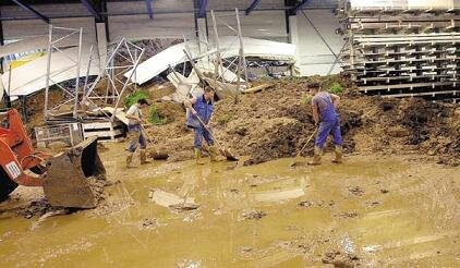 Annaberg: Das Hochwasser und seine Folgen - Riesenschaden richtete ein Erdrutsch bei der Firma BÜ-SCH Armaturen in Geyer an.