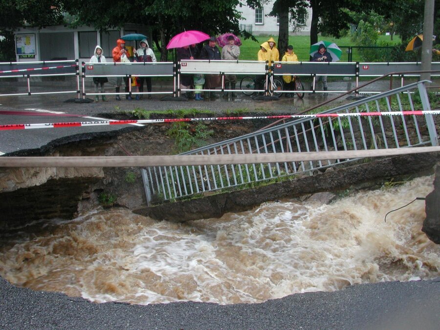 Annaberg: Katastrophenalarm: Wasser reißt alles mit - Crottendorf, Hauptstraße: Die Wassermassen, die durch den gebrochenen Damm des Schwarzen Teiches ins Tal schossen, rissen die Brücke mit.