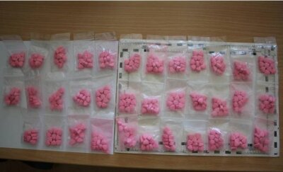 Annaberg: Polizei stellt Drogen in Wohnung sicher - 26 Gramm Crystal, knapp 550 Tabletten Ecstasy und gut 1000 Euro Bargeld hat die Polizei in einer Wohnung in Annaberg gefunden.