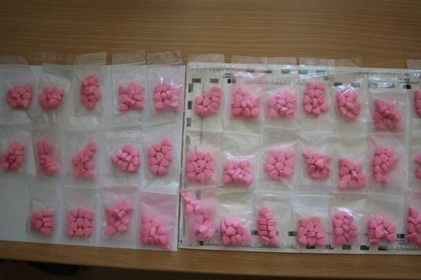 Annaberg: Polizei stellt Drogen in Wohnung sicher - 26 Gramm Crystal, knapp 550 Tabletten Ecstasy und gut 1000 Euro Bargeld hat die Polizei in einer Wohnung in Annaberg gefunden.