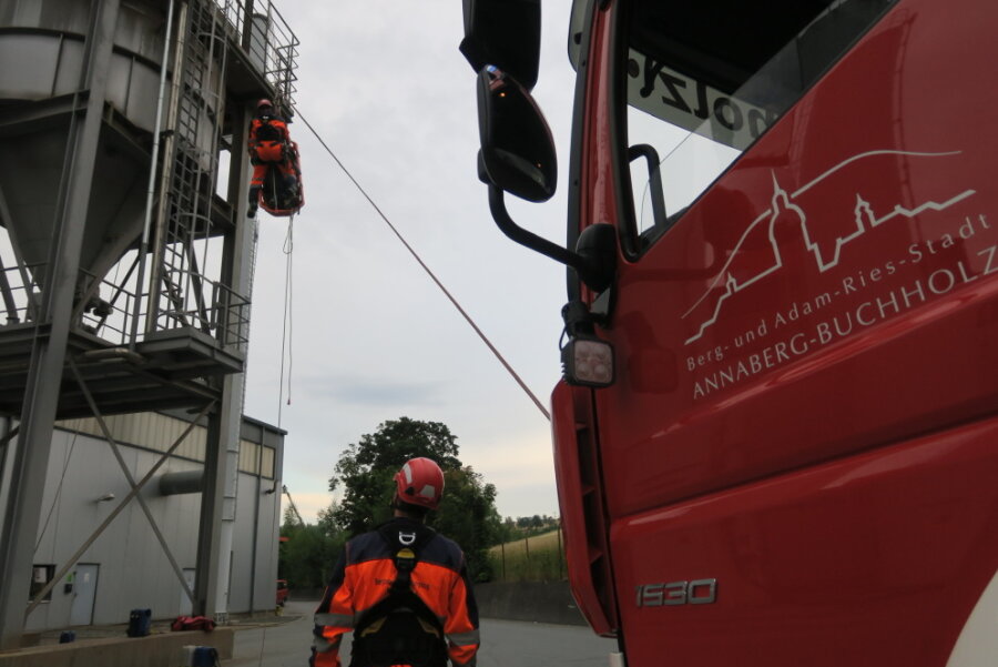 Annaberger Feuerwehren starten Großübung auf dem Gelände der Schönfelder Papierfabrik - 