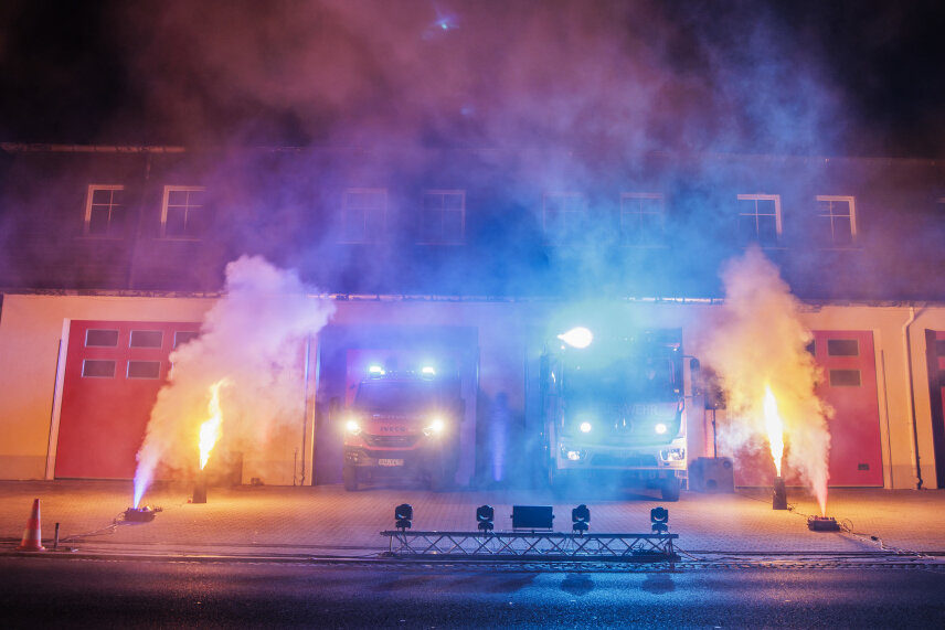 Annaberger Feuerwehrleute feiern ihre zwei Neuen mit einer Licht- und Pyroshow - Übergabe der neuen Fahrzeuge an die FFW Annaberg