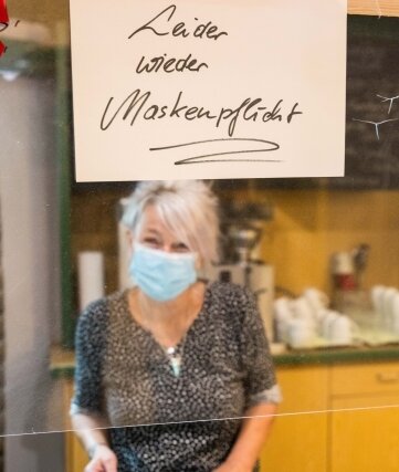 Annaberger halten sich an erneute Maskenpflicht - Im Bergamt auf der Großen Kirchgasse werden die Essensgäste mit einem Schild auf die neuen Regeln hingewiesen. Im Bild: Servicekraft Kerstin Reuter. 