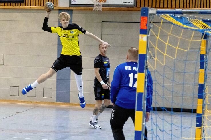 Annaberger Handballer trotzen harter Gangart - Dennis Fritzsch vom HC Annaberg-Buchholz springt mit Vehemenz in den Kreis, scheitert jedoch mit seinem Wurf an Justin Giesecke, dem Torwart des VfB Blau-Gelb Flöha.