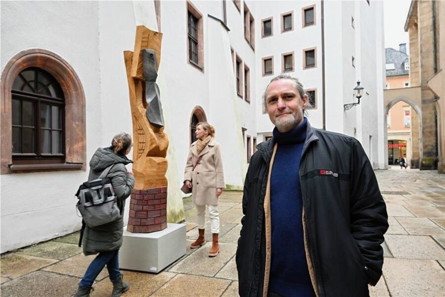 Annaberger Impuls sagt in Chemnitz "Glück auf" - Thomas Suchomel vor seiner Arbeit "Reintegration" an der St. Jakobikirche. Sie ist Teil des "Annaberger Impulses" auf dem Purple Path. 