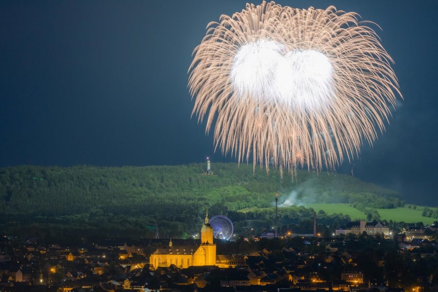 Annaberger Kät: Feuerwerk zieht Menschenmassen an - Das Kät-Feuerwerk von Frohnau aus fotografiert. Im Bereich der Dörfler Höhe verfolgten Hunderte Schaulustige das Spektakel.