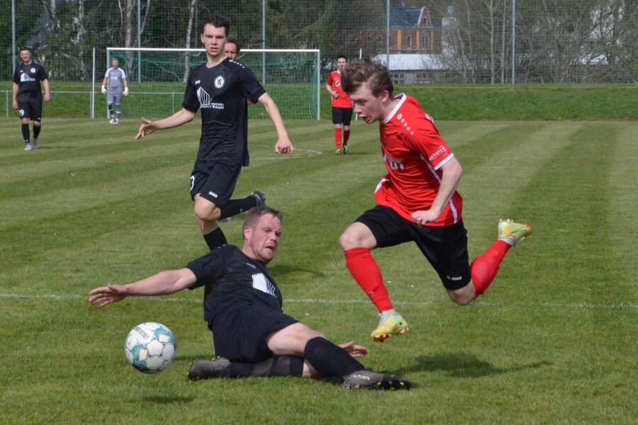 Annaberger Landesklasse-Fußballer rehabilitieren sich für Mülsen-Pleite - Lucas Walther (r.), hier in einem früheren Spiel, bereitete gegen den TSV Ifa die ersten beiden Annaberger Treffer vor.