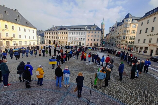 Zum Abschluss der Kundgebung stellten sich die Teilnehmer so auf, dass sich auf dem Annaberger Markt ein riesiges Peace-Zeichen als Friedensymbol ergab.
