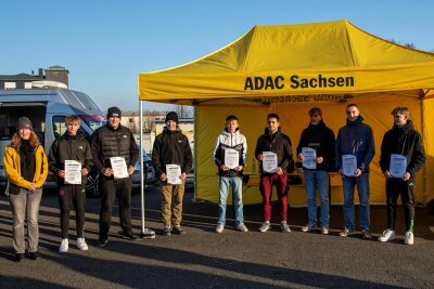 Annaberger Motorsport: Youngster meistern erste Hürde - Die qualifizierten Jugendlichen zeigen am Sachsenring ihre Urkunden zum Start im Youngster-Cup.
