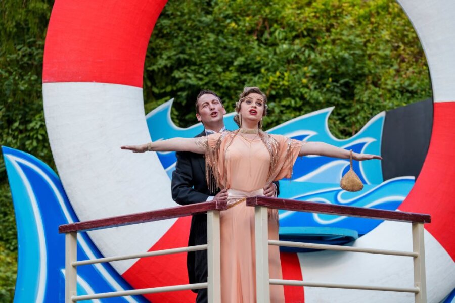 In der Operette "Herz über Bord" auf der Naturbühne Greifensteine machen Timo Rößner und Magdalena Hallste als Hans und Lilli einen auf Leonardo DiCaprio und Kate Winslet.  