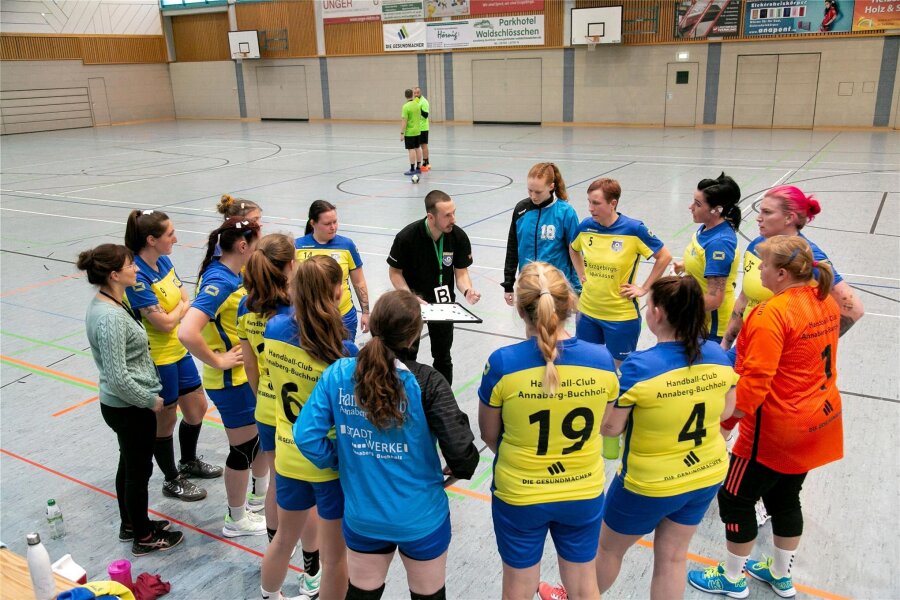 Annabergs Handballererinnen kassieren erste Saisonniederlage - Alle taktischen Anweisungen halfen am Sonnabend nur bedingt. Die Frauen um Trainer Christian Fritzsch verloren ihr Spiel deutlich.